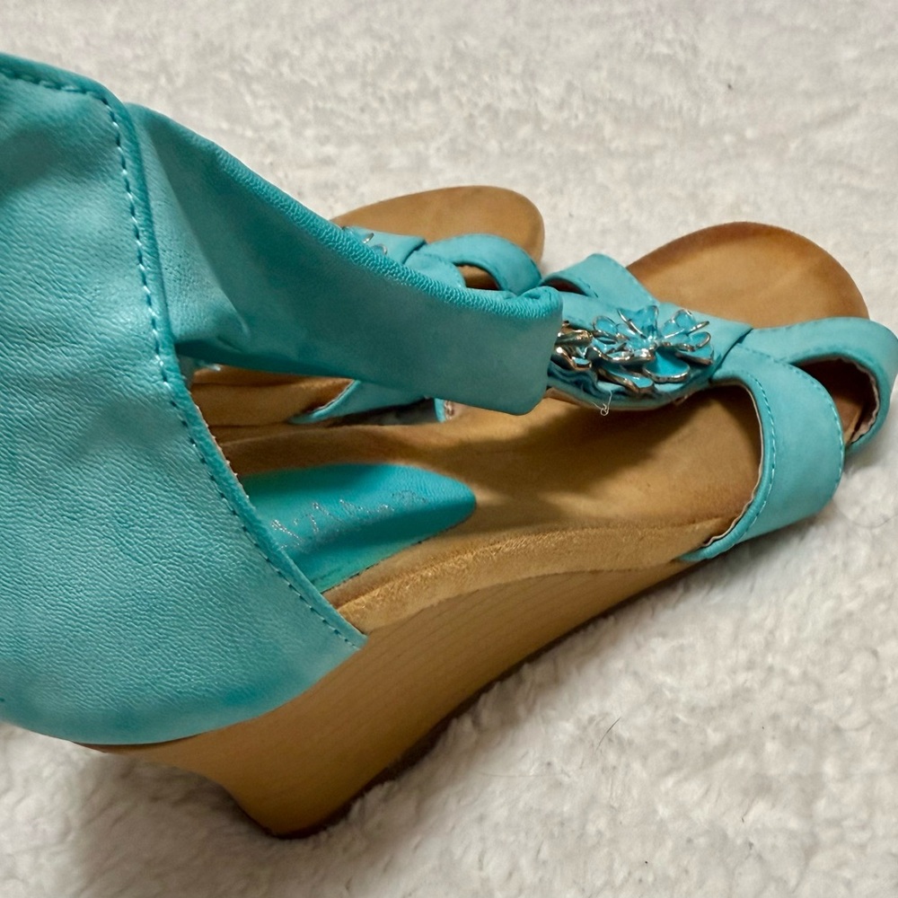 Patrizia Spring Step Teal Wedge T-strap Floral Jeweled Comfort Resort Shoes 7 - Picture 12 of 15
